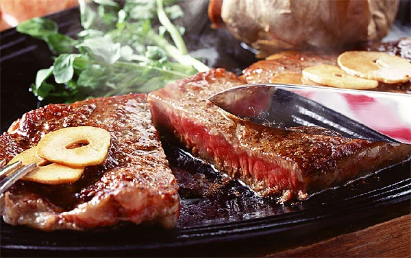 広島牛サーロインステーキと牛肩ロース焼肉用の画像1