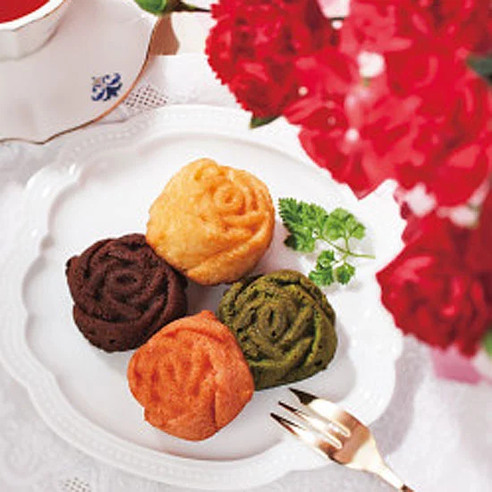 【母の日限定】モンシェール バラのフィナンシェと赤カーネーション鉢植えのセットの画像1